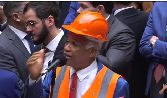 Deputado pastor Isidório: “na escala 5×2 trabalhadores terão mais tempo para fazerem seu sexo em paz”.