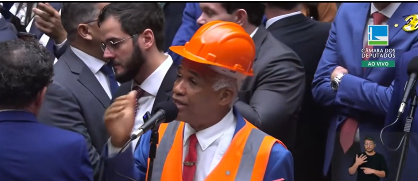 Deputado pastor Isidório: “na escala 5×2 trabalhadores terão mais tempo para fazerem seu sexo em paz”.