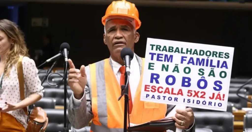 Deputado evangélico canta durante votação do parecer pelo fim da escala 6×1
