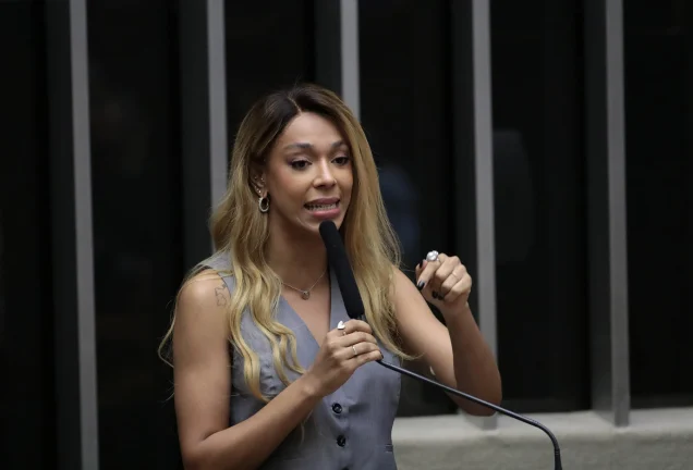 Erika Hilton rebate rebate André Fernandes lembrando vídeo íntimo dele que viralizou