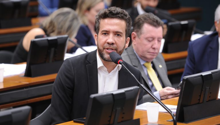 Deputado André Janones diz: “se a 6×1 é boa, por que os políticos não entram nela?”