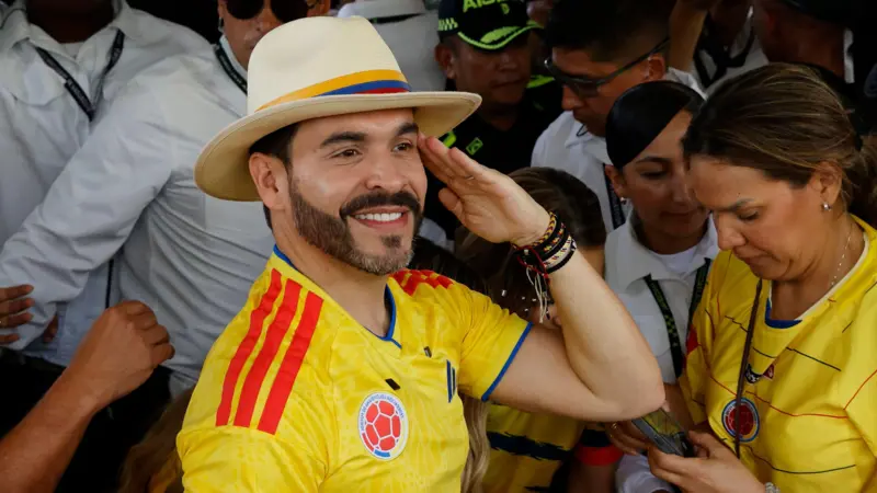 Candidato de Extrema direita vence eleição na Colômbia com menos de 1% de diferença e desfila em carro blindado