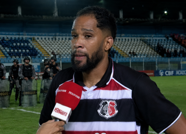 Everaldo, principal jogador do Santa Cruz, expõe falta de pagamentos dos jogadores