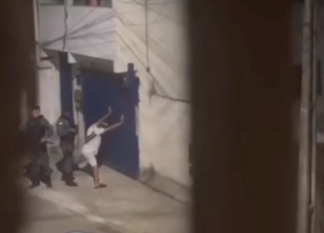 Policiais do Espirito Santo são flagrados agredindo casal na porta de casa