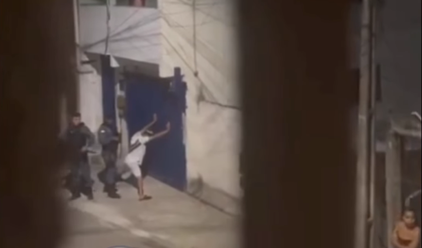 Policiais do Espirito Santo são flagrados agredindo casal na porta de casa