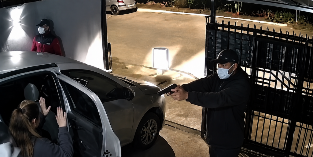 No Maranhão, família tem carro roubado quando chegava em casa.