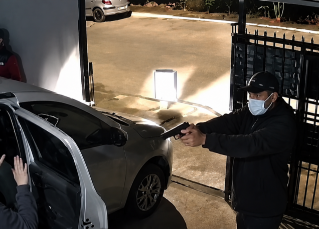 No Maranhão, família tem carro roubado quando chegava em casa.