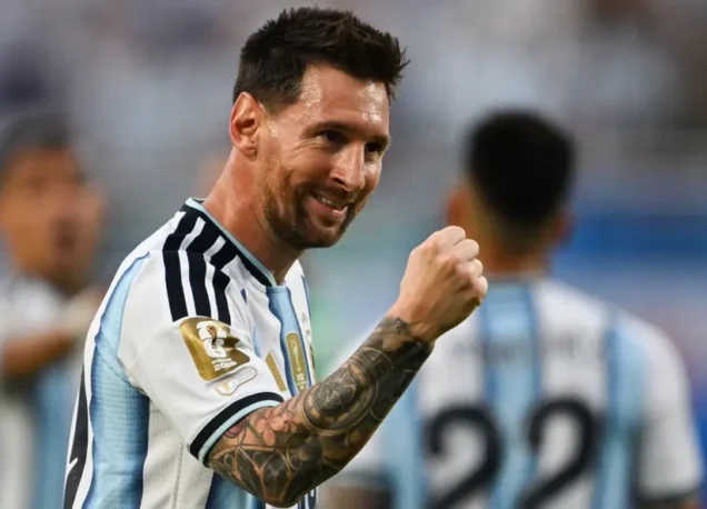 Messi marca os 3 da vitória argentina sobre a Argélia e vira o maior artilheiro das Copas, junto com Klose.