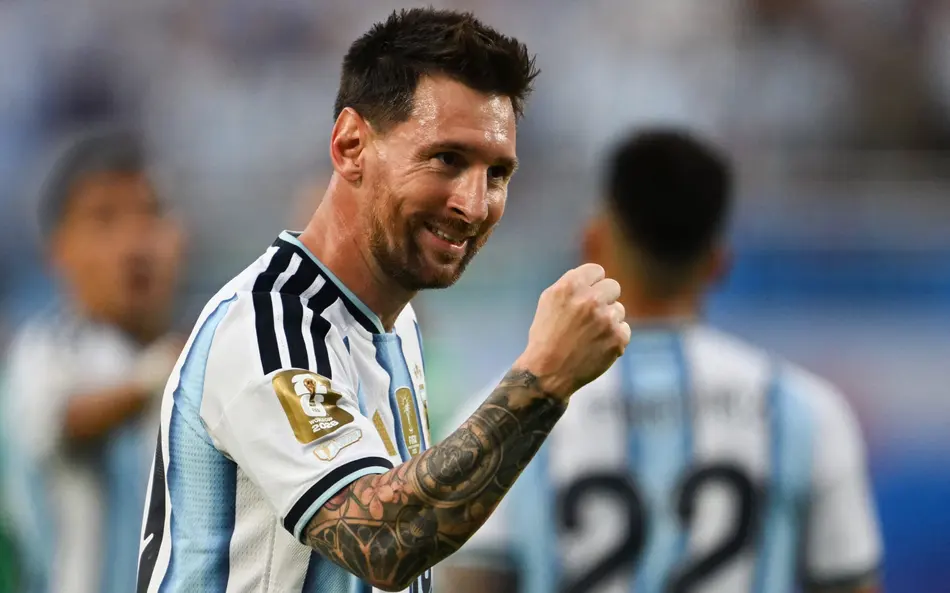 Messi marca os 3 da vitória argentina sobre a Argélia e vira o maior artilheiro das Copas, junto com Klose.