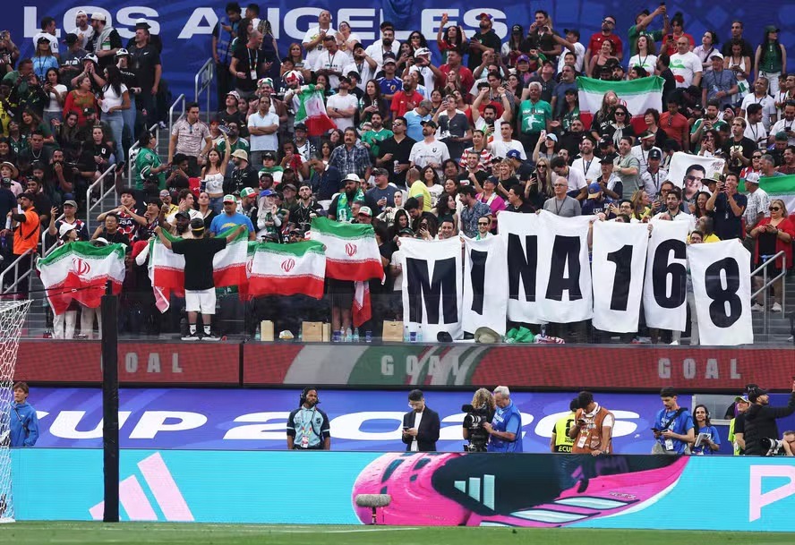 Torcida Iraniana faz homenagem as 168 crianças mortas em ataque dos EUA