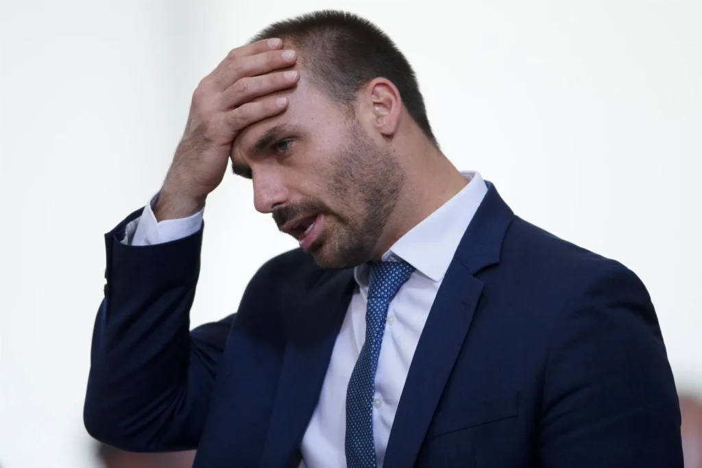 Por unanimidade, STF condena Eduardo Bolsonaro a mais de 4 anos de prisão