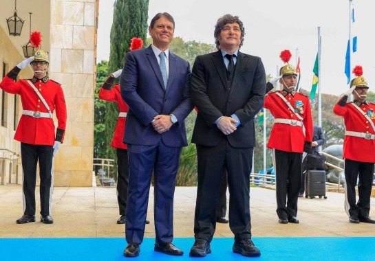 Presidente argentino chega a São Paulo recebido por Tarcísio e Flávio Bolsonaro