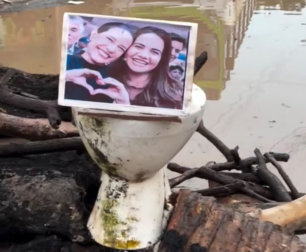 Em Pernambuco, população coloca imagem da prefeita e governadora numa privada durante protesto