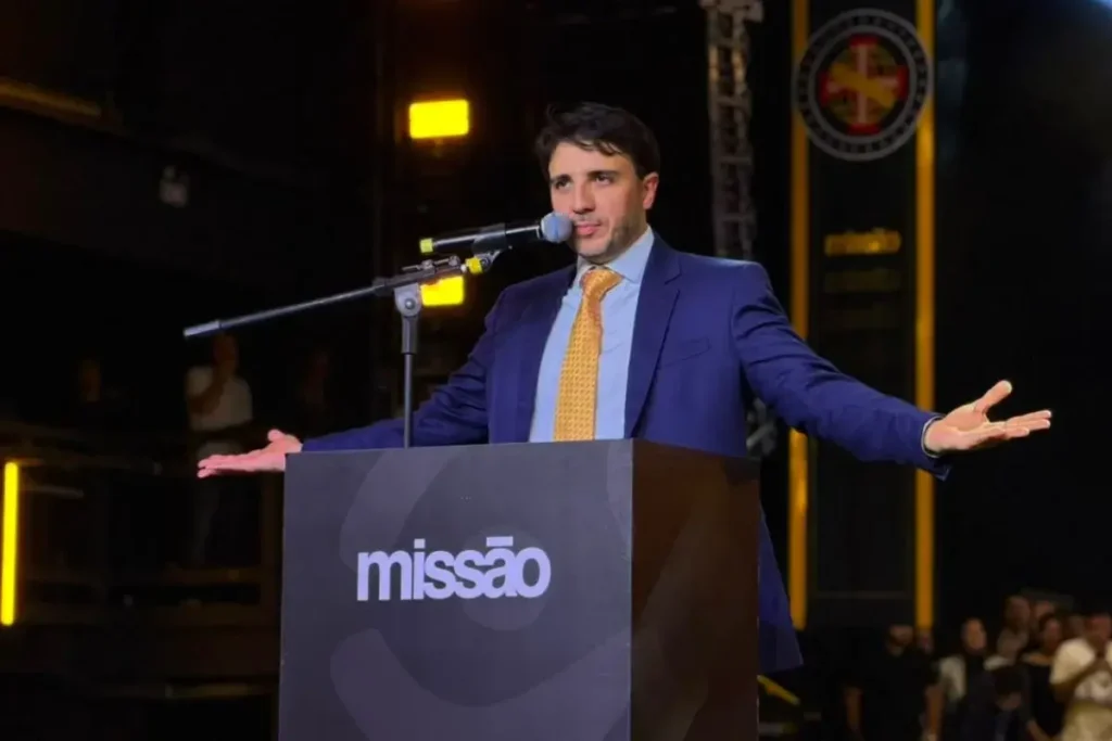 Renan Santos diz que vai matar quem roupar, mas depois volta atrás.
