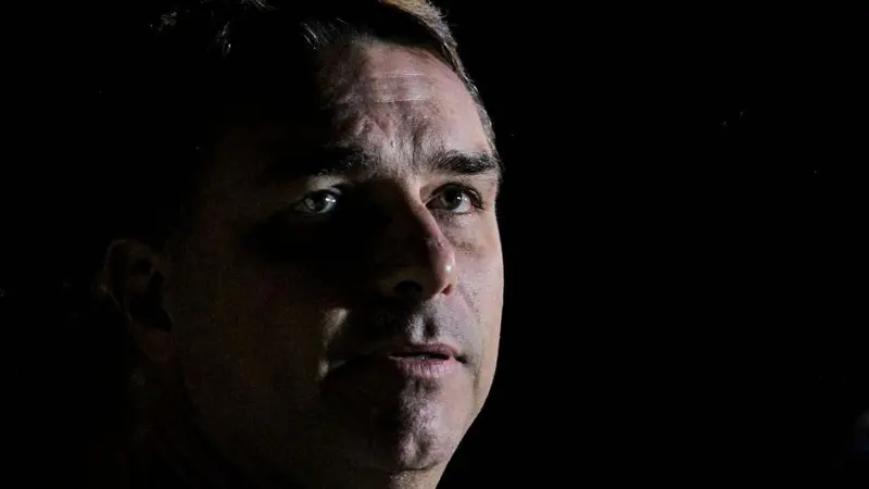 Flávio Bolsonaro é investigado por lavagem de dinheiro e corrupção