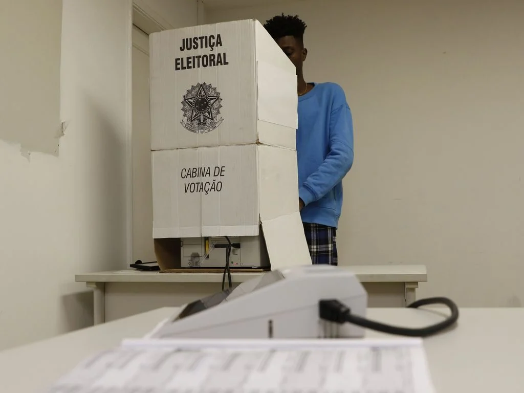 Brasileiros têm mais raiva da política do que esperança, revela pesquisa