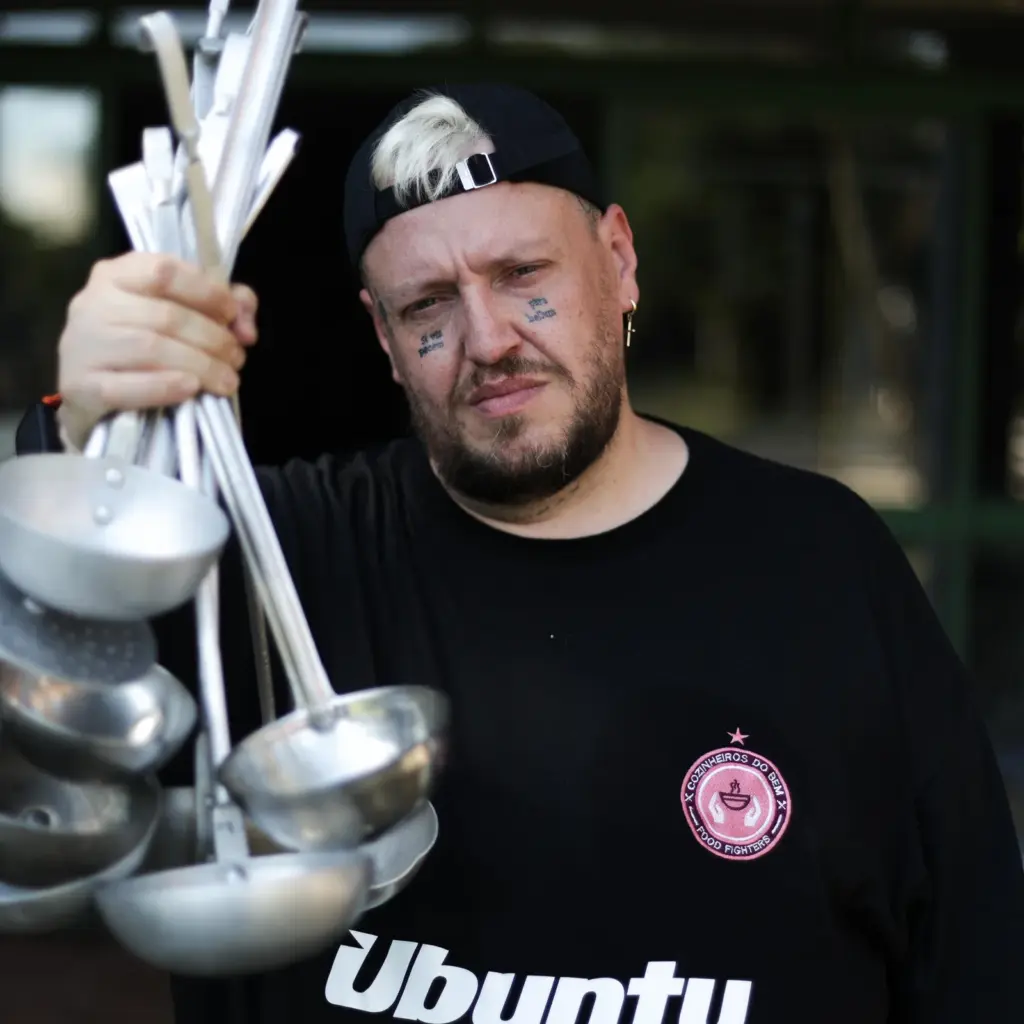 Rapaz que da comida a moradores de rua recebe mensagens de ódio de bolsonaristas.